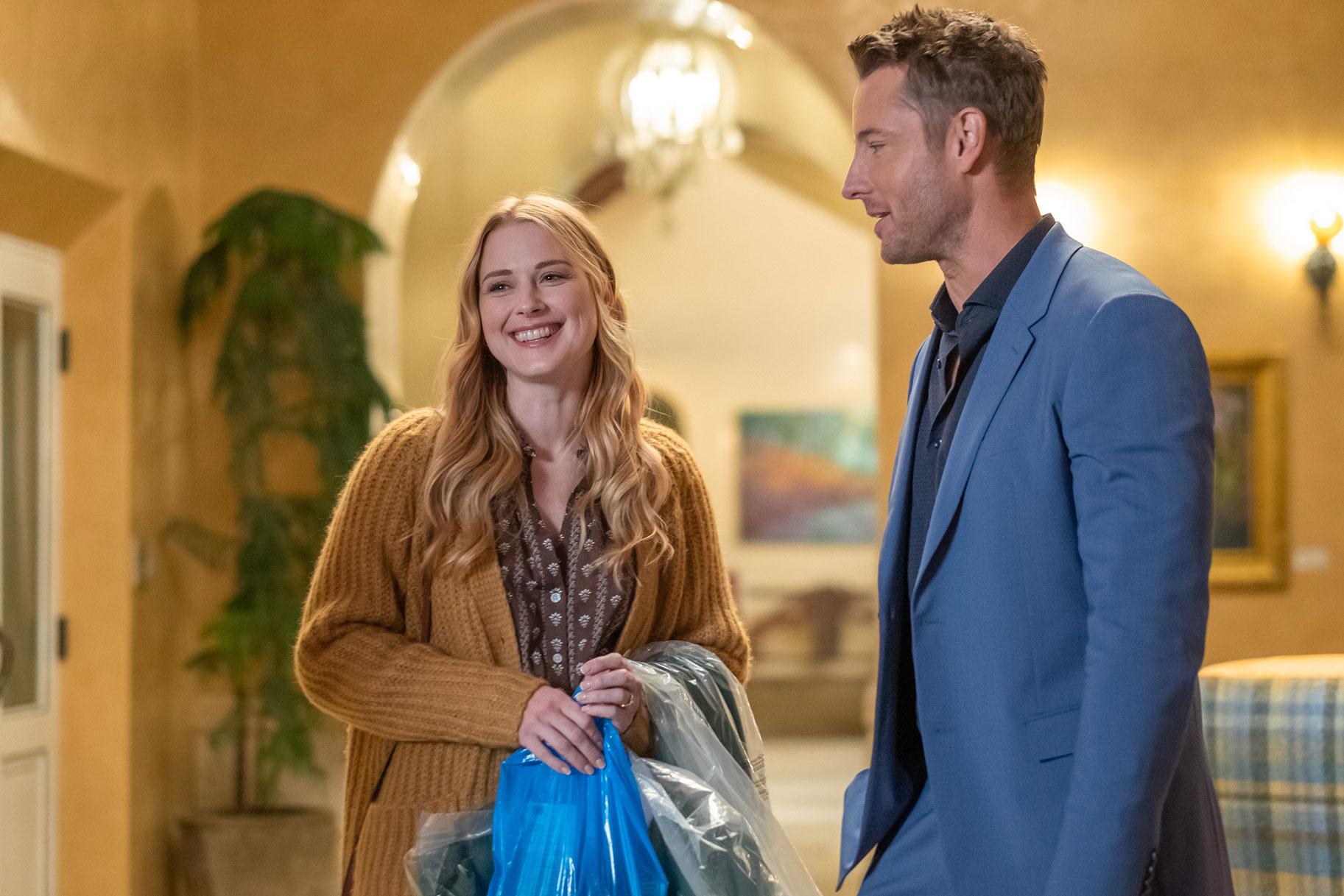 Kevin (Justin Hartley) and Sophie (Alexandra Breckenridge) standing togetherr