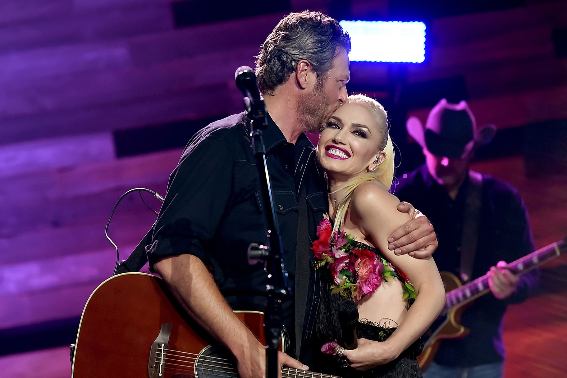 Blake Shelton and Gwen Stefani in an embrace