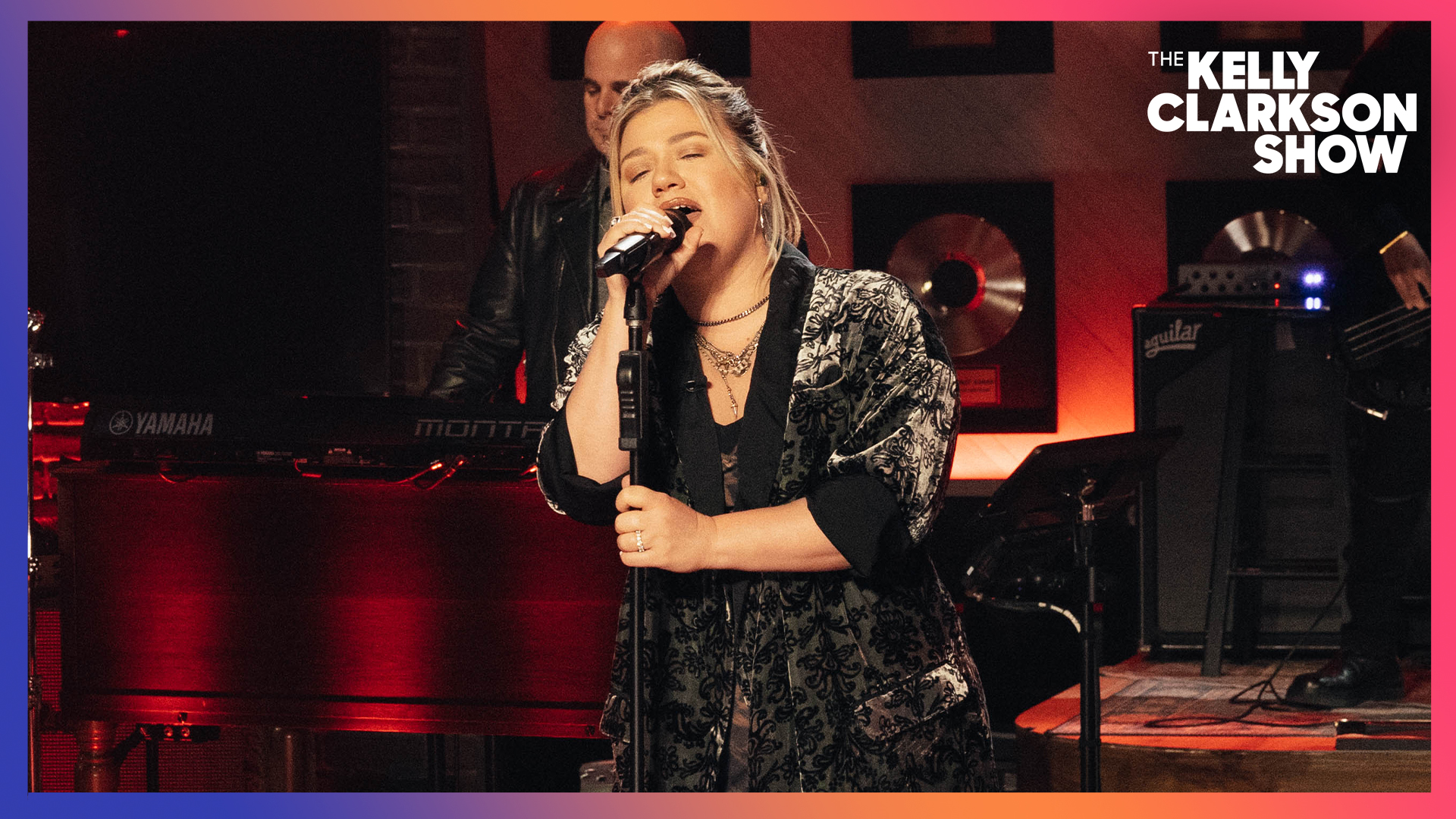 Kelly Clarkson Covers 'Fly Away' By Lenny Kravitz | Kellyoke