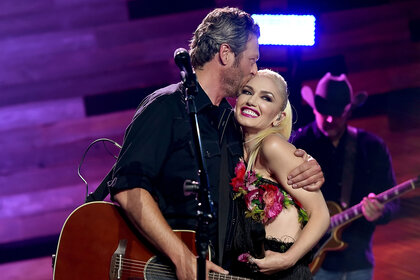 Blake Shelton and Gwen Stefani in an embrace