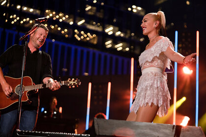 Blake Shelton Gwen Stefani performing onstage together