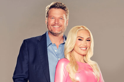 Blake Shelton and Gwen Stefani standing together