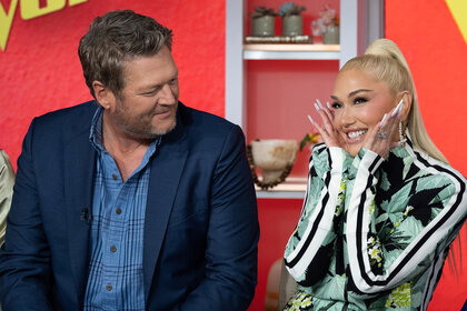 Blake Shelton and Gwen Stefani sitting next to each other