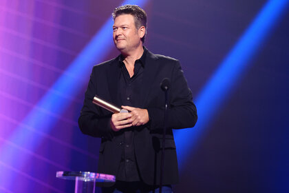 Blake Shelton accepting a Peoples Choice Award