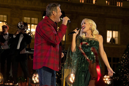 Blake Shelton and Gwen Stefani performing together