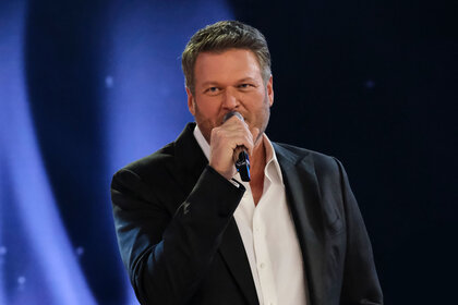 Blake Shelton performing