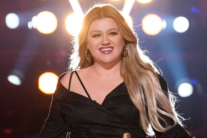 Kelly Clarkson on The Voice 2301