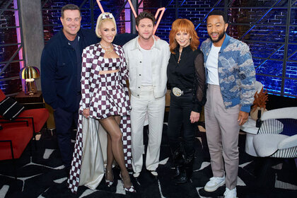 Carson Daly, Gwen Stefani, Niall Horan, Reba McEntire, and John Legend pose and smile together backstage of The Voice.