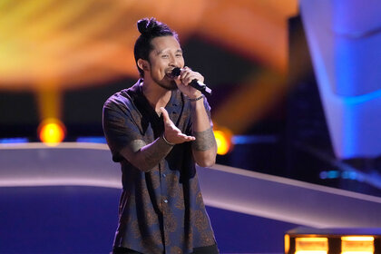 Jason Arcilla performs on the voice 2404