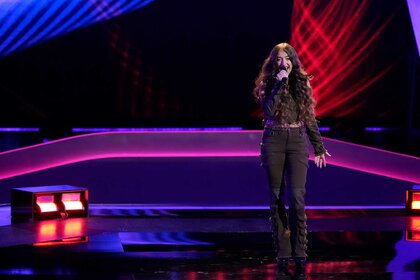 Nini Iris performs on the voice