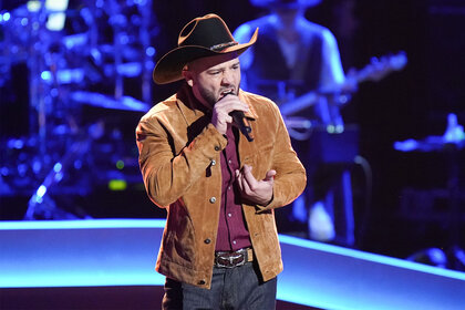 Tom Nitti performs on the voice season 24 episode 13