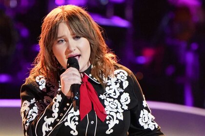 Ruby Leigh performs on the voice episode 2415