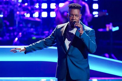 Stee performs on the voice episode 2415