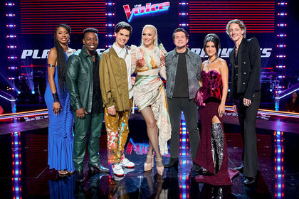 Gwen Stefani on stage with her team on The Voice Episode 2418