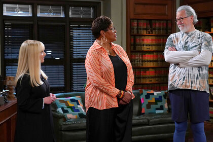 Abby Stone (Melissa Rauch), Roz (Marsha Warfield) and Dan Fielding (John Larroquette) appear in Season 2 Episode 1 of Night Court