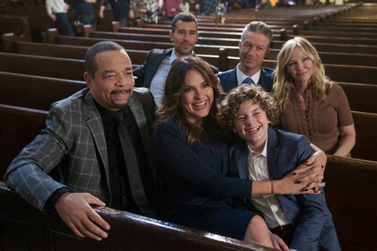 The Cast of Law and Order Svu sit in church pews on Law and Order SVU Episode 2501