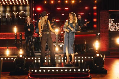 Lainey Wilson and Kelly Clarkson perform on The Kelly Clarkson Show