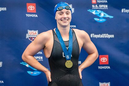 Katie Ledecky poses with her medal after winning the Women's 1500 Meter Freestyle Final