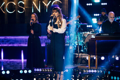 Kelly Clarkson and her band perform on The Kelly Clarkson Show