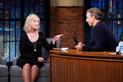 Amy Poehler being interviewed by Seth Meyers on Late Night With Seth Meyers