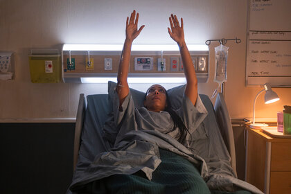 Jessie Williams has her hands up in a hospital bed on Brilliant Minds Season 1 Episode 2