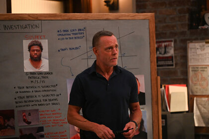 Hank Voight (Jason Beghe) stands in front of a investigation board