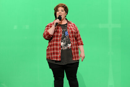 Melissa McCarthy singing during a sketch in Saturday Night Live Season 38, Episode 17.