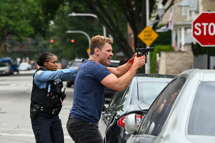 Kiana Cook (Toya Turner) and Officer Adam Ruzek (Patrick John Flueger) hold their guns out at a crime scene