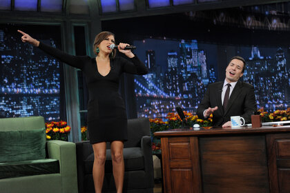 Rashida Jones sings on Late Night With Jimmy Fallon November 26, 2009