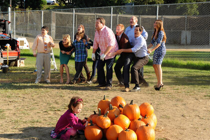 The cast of Modern Family during a game of tug of war on modern family season 3 episode 9