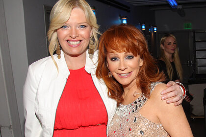 Melissa Peterman wraps her arm around Reba McEntires shoulder at the Hollywood Bowl Opening Night Gala