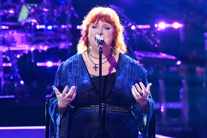 Lauren-Michael Sellers sings on stage on The Voice Season 26 Episode 14