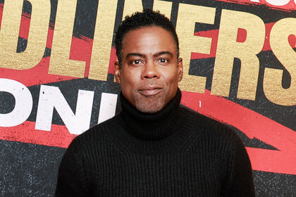 Chris Rock wears a black turtle neck on the red carpet