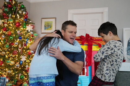 Matt Damon hugging kids in front of a Christmas tree in Saturday Night Live Season 44, Episode 9.