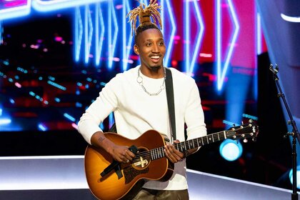 Renzo performing on stage on The Voice Season 27, Episode 1.