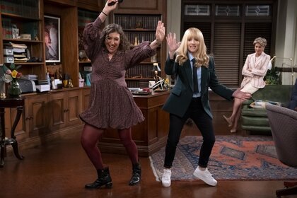 Mayim Bialik and Abby Stone (Melissa Rauch) dance together as Julianne Walters (Wendie Malick) watches on Night Court Episode 312.