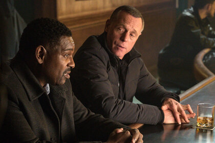 Denny Woods (Mykelti Williamson) and Hank Voight (Jason Beghe) talk over drinks at a bar on Chicago P.D. Episode 513.