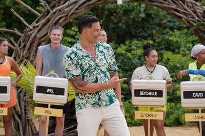 Joe Manganiello smiles and points on Deal or No Deal Island Episode 204.