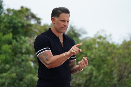 Joe Manganiello points his finger on Deal or No Deal Island Season 2 Episode 6.