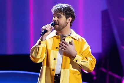 Conor James performing on stage on The Voice Season 27, Episode 3.