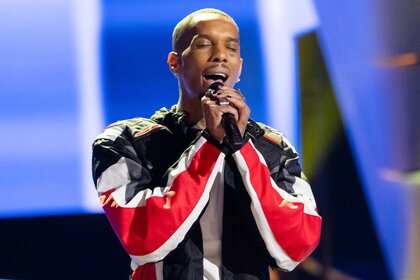 Dimitrius Graham performing on stage on The Voice Season 27, Episode 4.