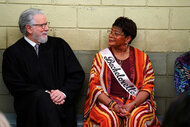 Dan Fielding (John Larroquette) and Roz (Marsha Warfield) sit together