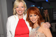 Melissa Peterman wraps her arm around Reba McEntires shoulder at the Hollywood Bowl Opening Night Gala