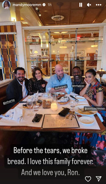 (L-R) Jon Huertas, Mandy Moore, Chris Sullivan, Sterling K Brown and Susan Kelechi Watson sit at a table together