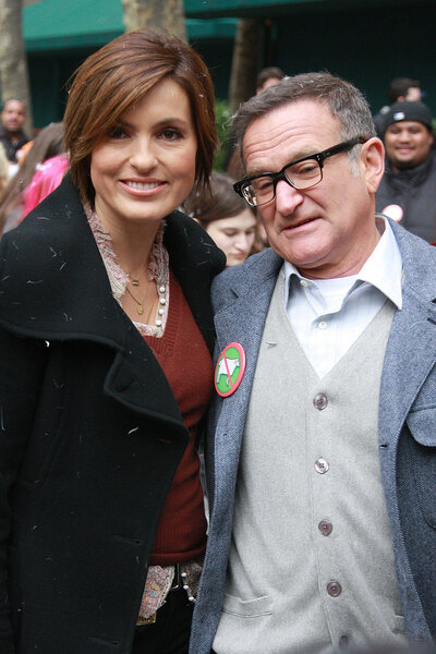 Mariska Hargitay and Robin Williams on set of law and order svu