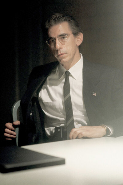 Det John Munch guest stars on X Files "Unusual Suspects"