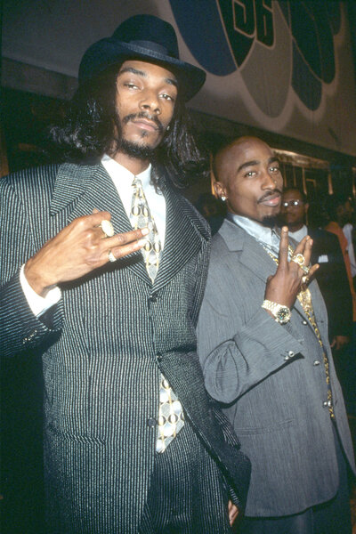 Snoop Dogg and Tupac pose together at the 1996 VMA's