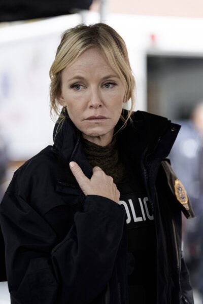 Sgt. Amanda Rollins (Kelli Giddish) wears a police uniform in Law & Order: Special Victims Unit Episode 26008.