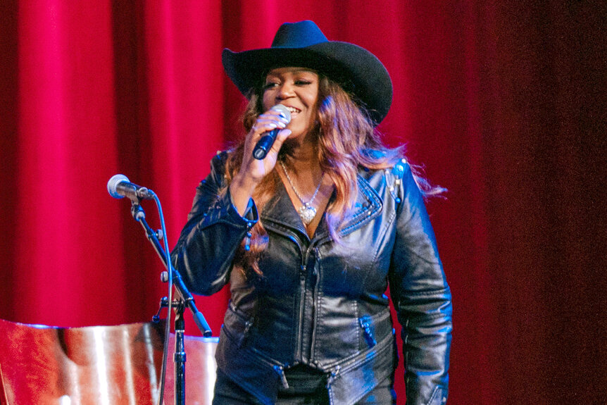 Wendy Moten performing at the Next Women Of Country