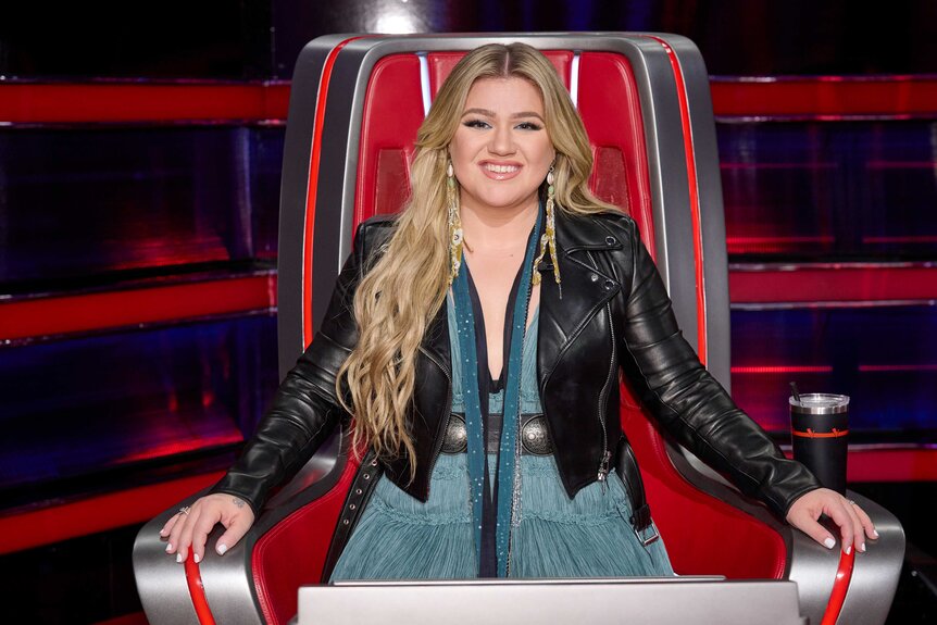 Kelly Clarkson appears on The Voice.